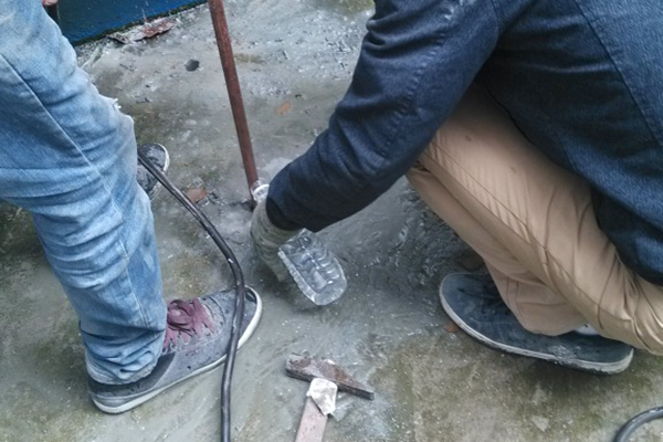 环氧防静电地坪漆接地系统施工进行中.jpg