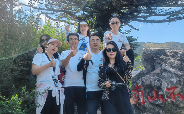 登上山顶的员工合照.png