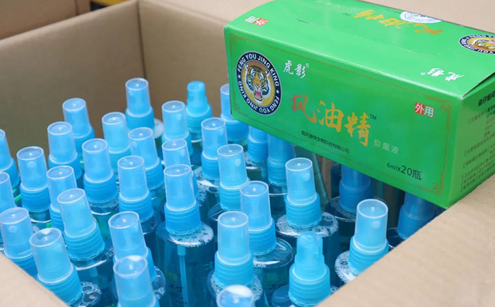 为环卫工人送上风油精、花露水.jpg