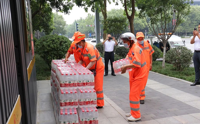 为环卫工人送上矿泉水.jpg