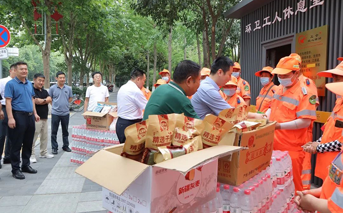 为环卫工人送上温暖.jpg