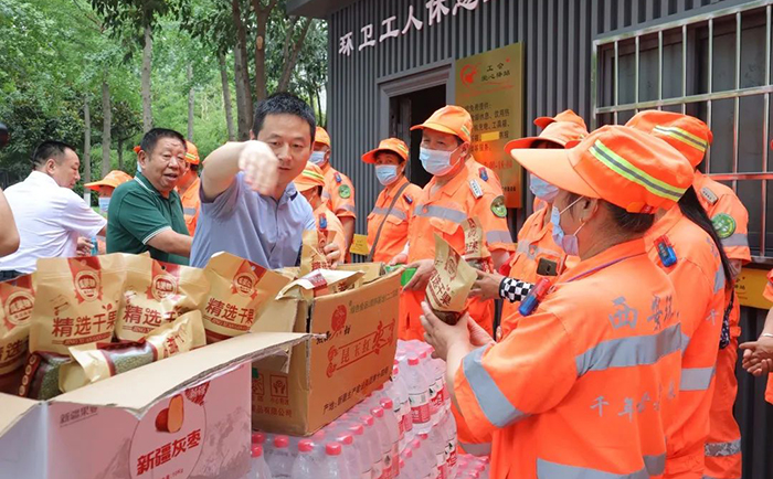 为环卫工人送上夏日清凉.jpg