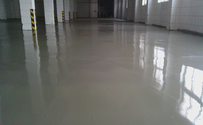 自流平水泥施工未凝固地面图片.png