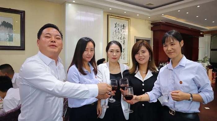 一起为中秋举杯.jpg
