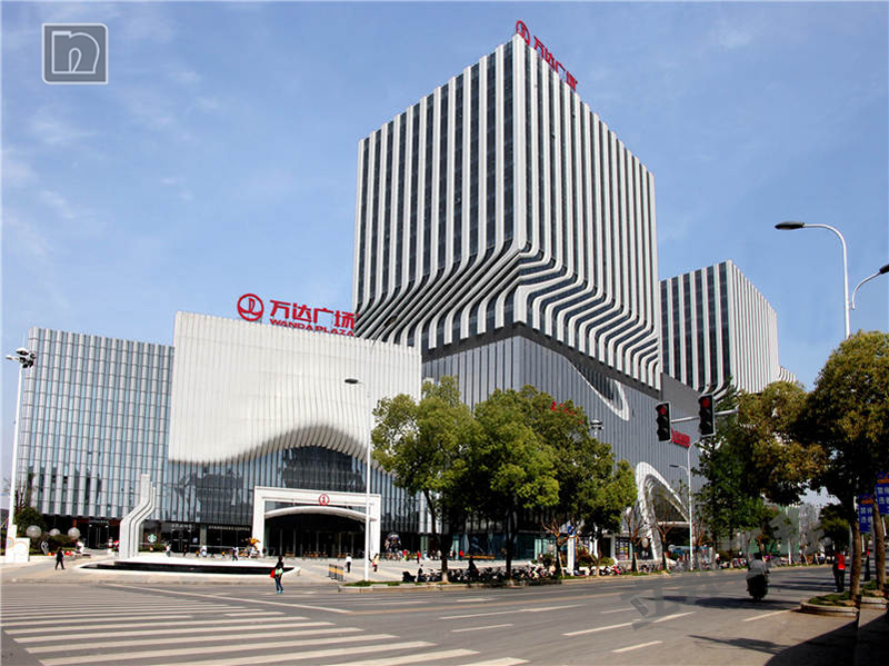 白色商业建筑真石漆.png