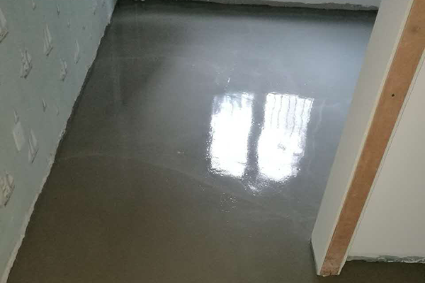 自流平水泥修补地面等待固化.png