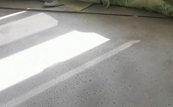 水泥自流平需要洒水养护吗?
